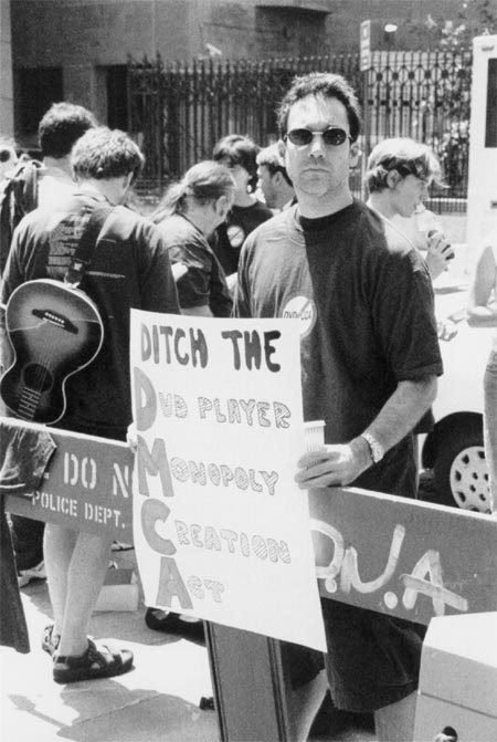 Demonstrant utenfor rettsalen
