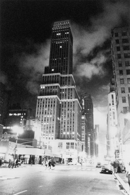 Dramatisk bilde av skyskraper ved Penn Station