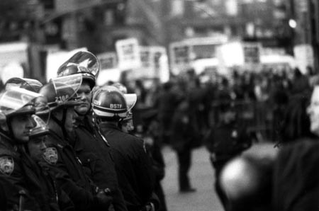 Politi og demonstranter - KKK 2