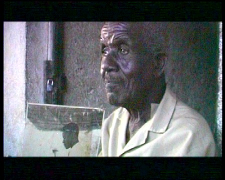 Maïdawa tenant sa photo de consécration