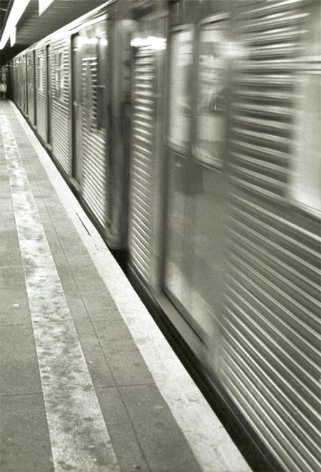 Subway tog passerer stasjon