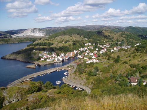 Det fredete kulturmiljøet Sogndalstrand ligger i et Nasjonalt verdifullt kulturlandskap, skapt av langvarig jordbruksdrift og utnyttelse av utmarka.  - Copyright: Kjell Andresen, RA.