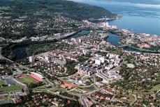 Bilde: Flyfoto august 2000 av NTNU Gl&oslash;shaugen fra s&oslash;r&oslash;st med Lerkendal i forgrunnen og hele elvebuen og st&oslash;rsteparten av Trondheim by. 