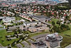 Bilde: Flyfoto august 2000 av Marinteknisk senter p&aring; Tyholt fra s&oslash;r med Telenor i forgrunnen. 
