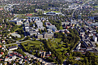 Flyfoto juli 2004 av NTNU Gl&oslash;shaugen fra nord med Hovedbygningen i forgrunnen og Lerkendal i bakgrunnen. 