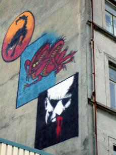 Graffitimalerier p� byg�rdsvegg p� Svartlamon.