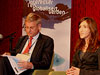 Utenriksminister Carl Bildt og programleder Siri Lill Mannes (Foto: Pierre de Brisis, UD)
