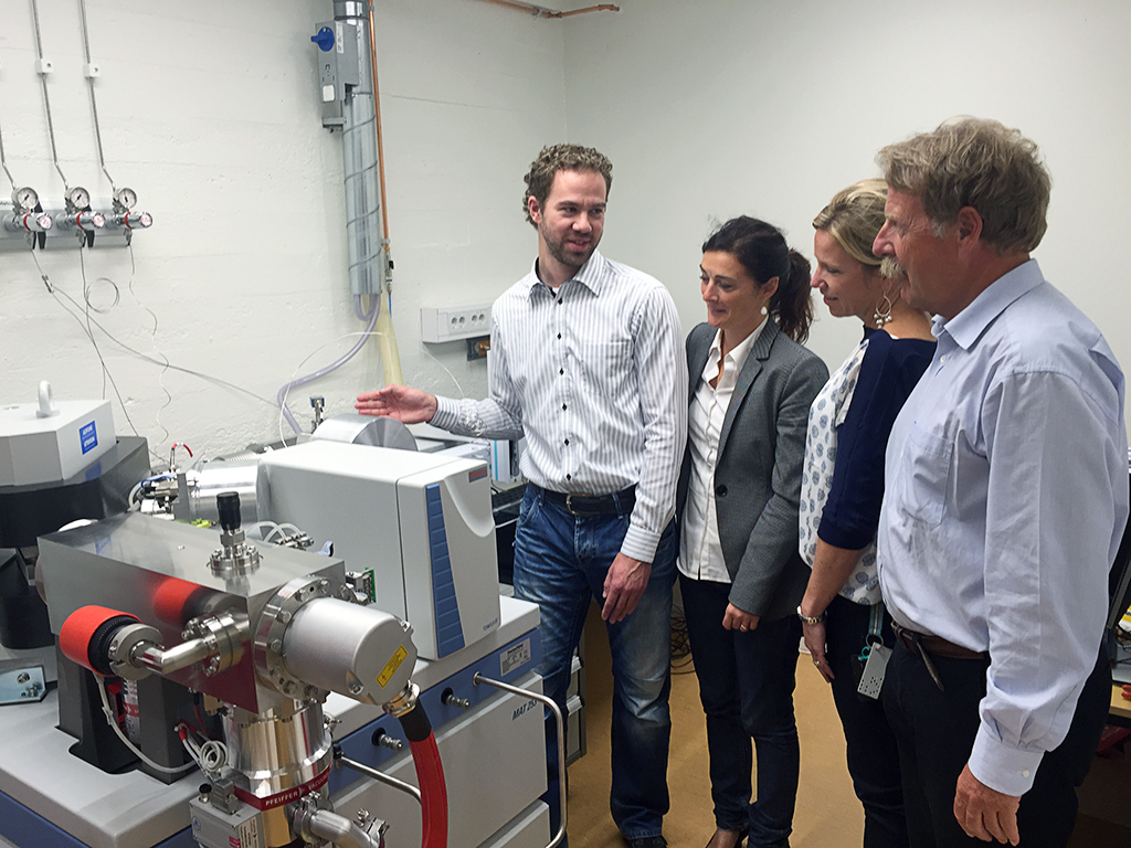 The newly appointed manager of the Mass Spec. Laboratory PhD Matteus Lindgren is showing some hardware of the MAT 253 Isotope Ratio Mass Spectrometer to Assoc. prof, Giuliana Panieri, laboratory manager Trine Dahl and Director of CAGE Jürgen Mienert.