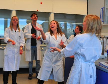 Studenter som jonglerer med tomater