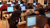 Studenter som gjennomfører digital eksamen