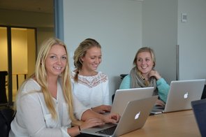 Jenter jobber sammen i programmeringsgruppen