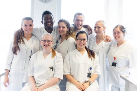 Gruppe med bioingeniørstudenter på lab