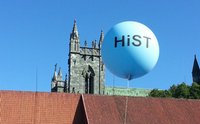 Blå HiST-ballong foran tårnet på Domkirken og blå himmel