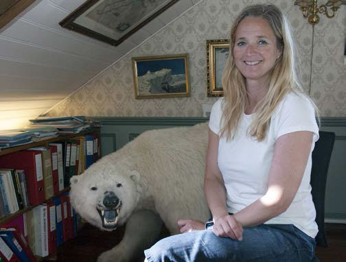 Lena.jpg Lena Aarekol er daglig leder ved Polarmuseet i Tromsø, og interessert i historien om troféjakt på Svalbard. Foto: Karine Nigar Aarskog