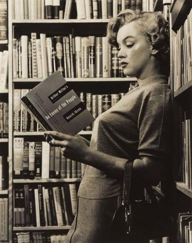 Monroe.jpg 1951. Marilyn Monroe reading Arthur Miller’s adaptation of Ibsen’s An Enemy of the People (En Folkefiende).
