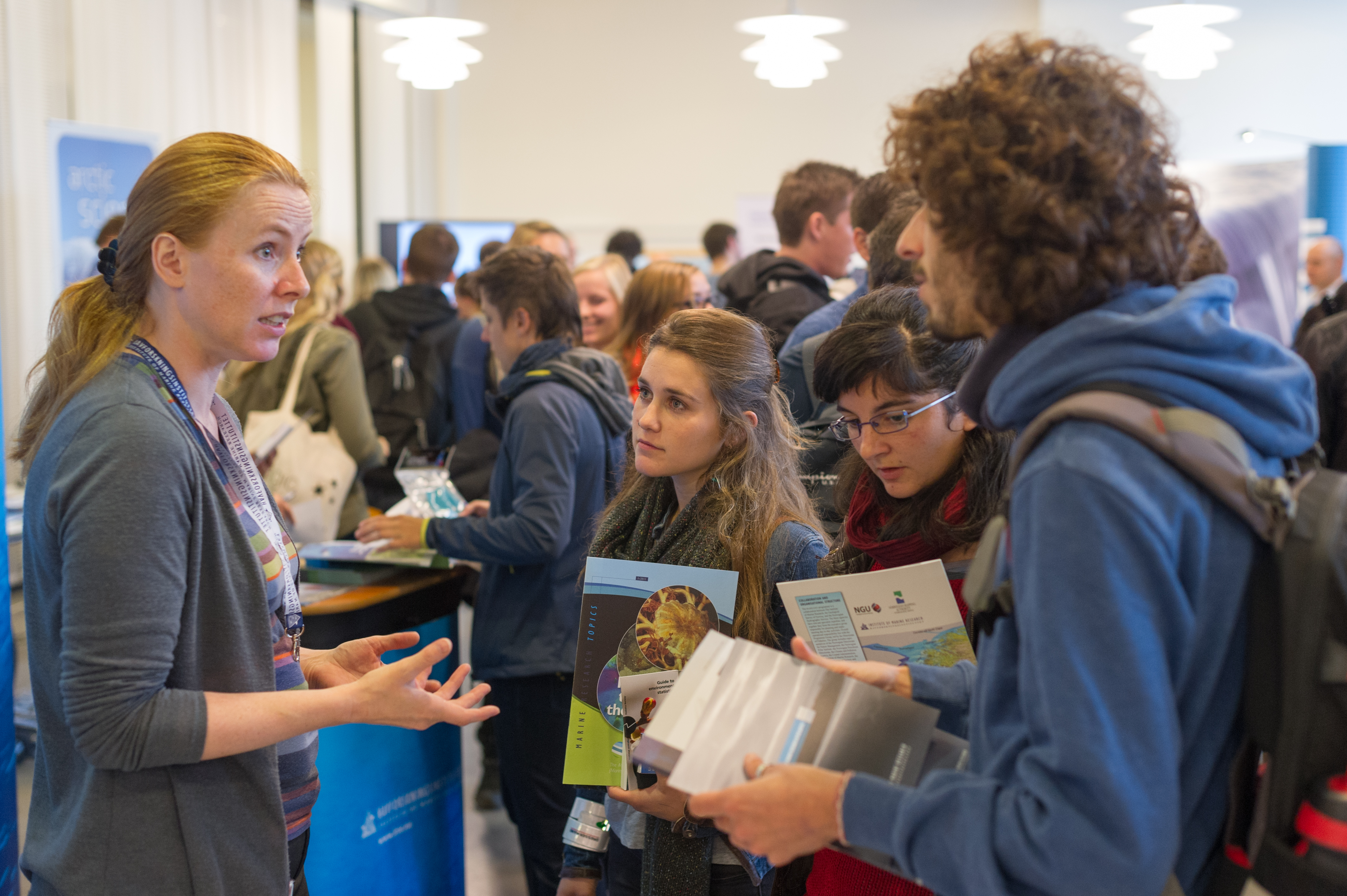 Skoleturne Studenter og ansatte ved UiT stiller opp for å møte interesserte elever. Foto: Torbein Kvil Gamst