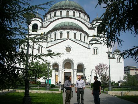 Dragan Marcovic, sjåfør, historiker og tolk beretter om kirken St Sava til Andersen og Smolan.